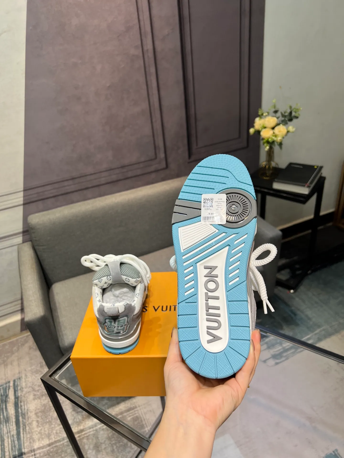 Men's men's shoes💰800 LV top version new style purchasing quality LV~Louis Vuitton LV TRAINER's best-looking sneakers, donkey brand strongly promotes new products, official website limited edition retro basketball sneakers! Both high-top and low-top models spent money to purchase 1:1 accurate reproductions of the originals. The details are invincible and full of sincerity. The imported custom-made original cowhide leather is the same as the original package. The details are 100% restored. The private model customizes the original one-piece TPU outsole. It is different from other brands. Without the original version, this effect cannot be achieved!                Men's and women's models 35-40 39-45 (46 is custom-made and cannot be returned or exchanged)